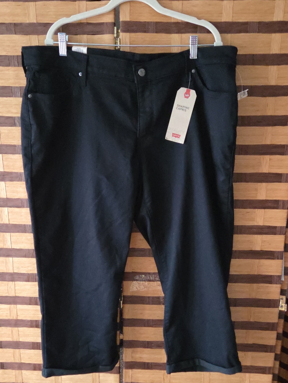 NWT!  Levis Black Tag Shaping Capri Jeans
